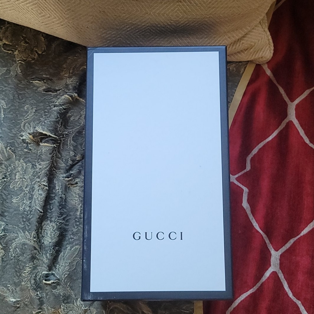 Gucci Men's size 7 or Women's 8.5 color white